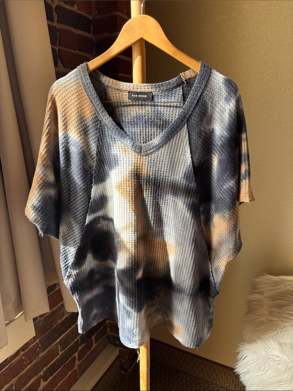 Rae Mode Tie-Dye Waffle V-Neck Top in Blue, Black & Tan Size L